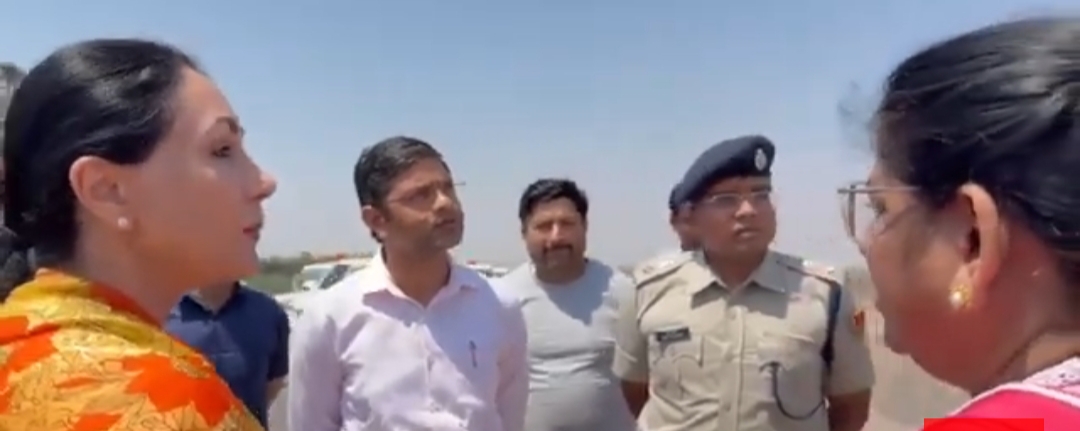 राजमार्ग पर रेंगता कछुआ और गरजती शेरनी!