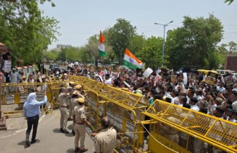 विज्ञापन में ‘जल संकट खत्म’, हकीकत में ‘पानी-पानी’ जनता: मंत्री के क्षेत्र के 150 गांवों के लोग कलेक्ट्रेट घेरने पहुंचे WhatsApp Image 2026 06 11 at 12.03.02