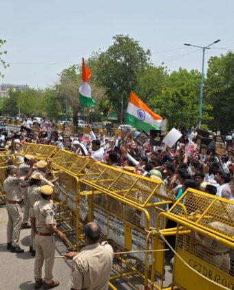 विज्ञापन में ‘जल संकट खत्म’, हकीकत में ‘पानी-पानी’ जनता: मंत्री के क्षेत्र के 150 गांवों के लोग कलेक्ट्रेट घेरने पहुंचे WhatsApp Image 2026 06 11 at 12.03.02